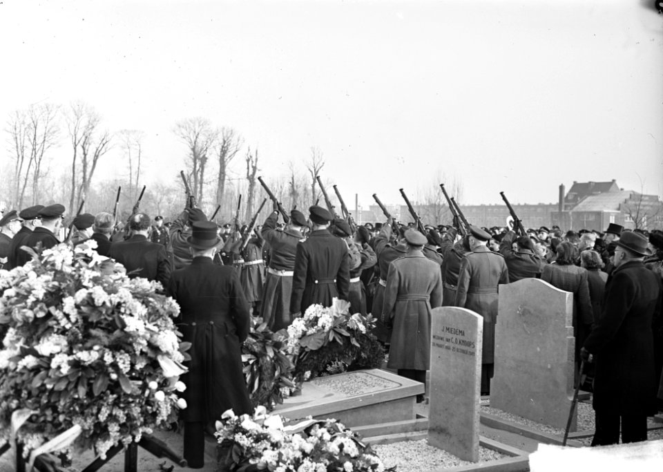 Begrafenis Luitenant ter Zee Schuringa in Den Haag. Saluutschoten boven de groe…, Bestanddeelnr 903-8047