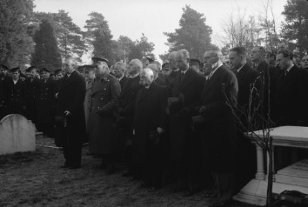 Begrafenis van minister Soejono op de Islamitische begraafplaats te Woking (Sur…, Bestanddeelnr 935-0716 photo