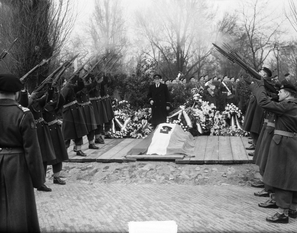Begrafenis Kapitein der Mariniers J.H.M. Graaff te Rotterdam, Bestanddeelnr 904-4384