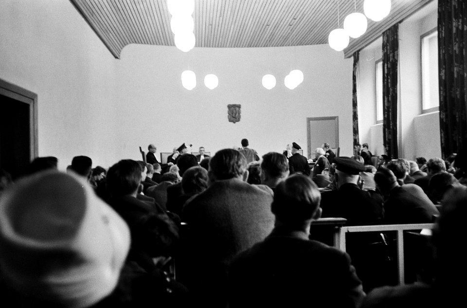 Behandeling moordzaak Baarn Overzicht van de zaal, op achtergrond vlnr de O, Bestanddeelnr 914-9664