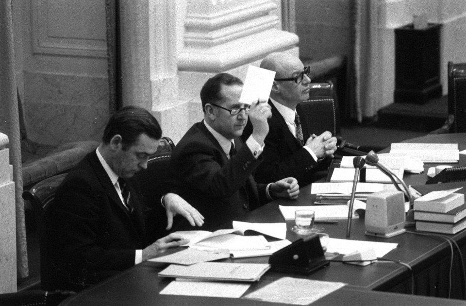 Behandeling onderwijsbegroting in Tweede Kamer , vlnr minister De Brauw , min, Bestanddeelnr 925-2385