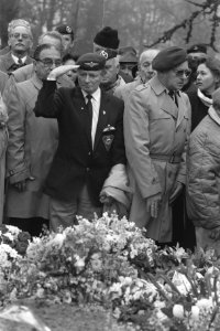 Begrafenis van de omstreden oud-kapitein van het KNIL, Raymond Westerling op Nie, Bestanddeelnr 934-1412