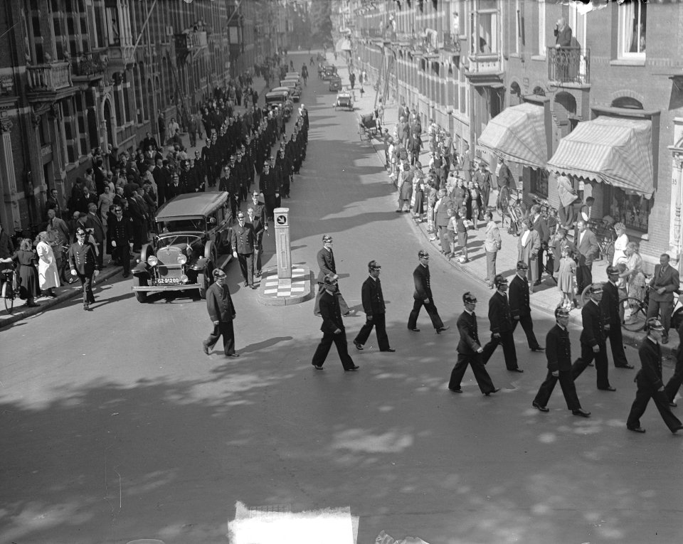 Begrafenis van brandmeester W. de Boer. Omgekomen tijdens brand aan de Oude Scha, Bestanddeelnr 903-4174