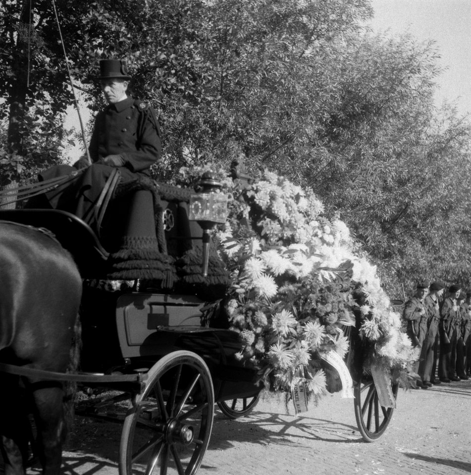 Begrafenis van Officier-vlieger Velder Den Haag. Bloemen, Bestanddeelnr 903-0365