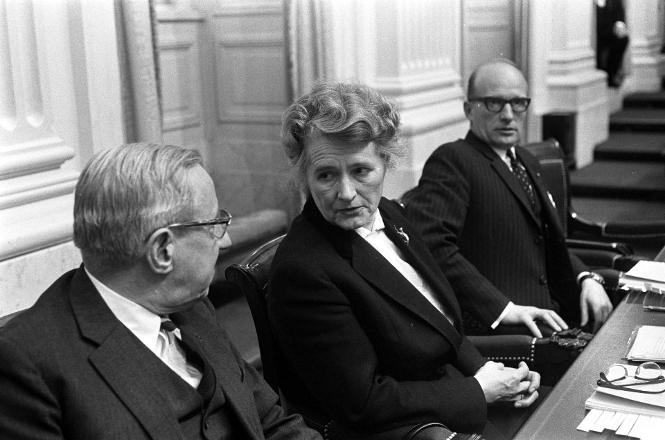 Behandeling van de omroep- en TV-wet in de Tweede Kamer v.l.n.r. minister De Q, Bestanddeelnr 919-9886