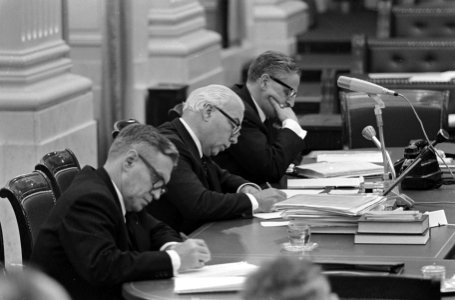 Behandeling van de volksgezondheid, met v.l.n.r. Staatssecretaris De Meyer, Min…, Bestanddeelnr 919-5814
