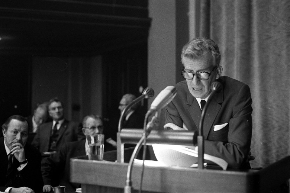 Behandeling van de Loonwet van minister van Sociale Zaken en Volksgezondheid Ro…, Bestanddeelnr 923-2389