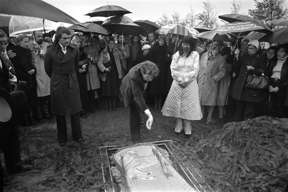 Begrafenis van Mathilde Willink, rechts mode-ontwerpster Fong Leng, Bestanddeelnr 929-4158