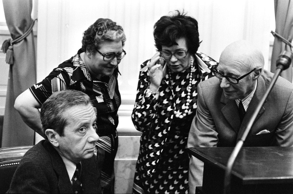 Behandeling in de Tweede Kamer van moties over de gezondheidszorg vlnr staatsse, Bestanddeelnr 927-9243