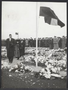 Begrafenis van de 400 ondergrondse strijders te Overveen. Koningin Wilhelmina ee, Bestanddeelnr 30001 007