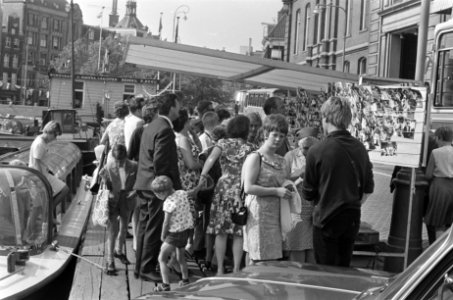 Belangstelling voor de foto's op de aanlegsteiger bij de rondvaartrederijen, Bestanddeelnr 920-4787