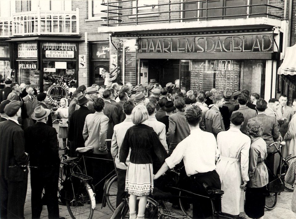 Belangstelling voor ., bij het Haarlemsdagbladkantoortje, Soendaplein 35-37. Aangekocht in 1977 van fotograaf C. de Boer. Identificatienummer 54-010568, NL-HlmNHA 54010568