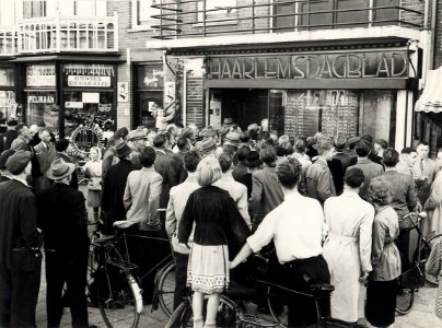 Belangstelling voor ., bij het Haarlemsdagbladkantoortje, Soendaplein 35-37. Aangekocht in 1977 van fotograaf C. de Boer. Identificatienummer 54-010568, NL-HlmNHA 54010568