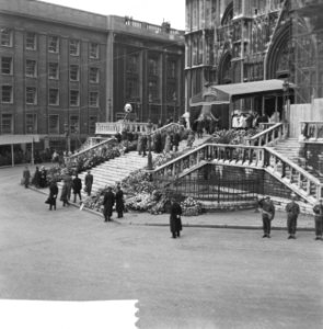 Begrafenis van Koningin Elizabeth van België te Brussel de ingang van de Kathed, Bestanddeelnr 918-5100