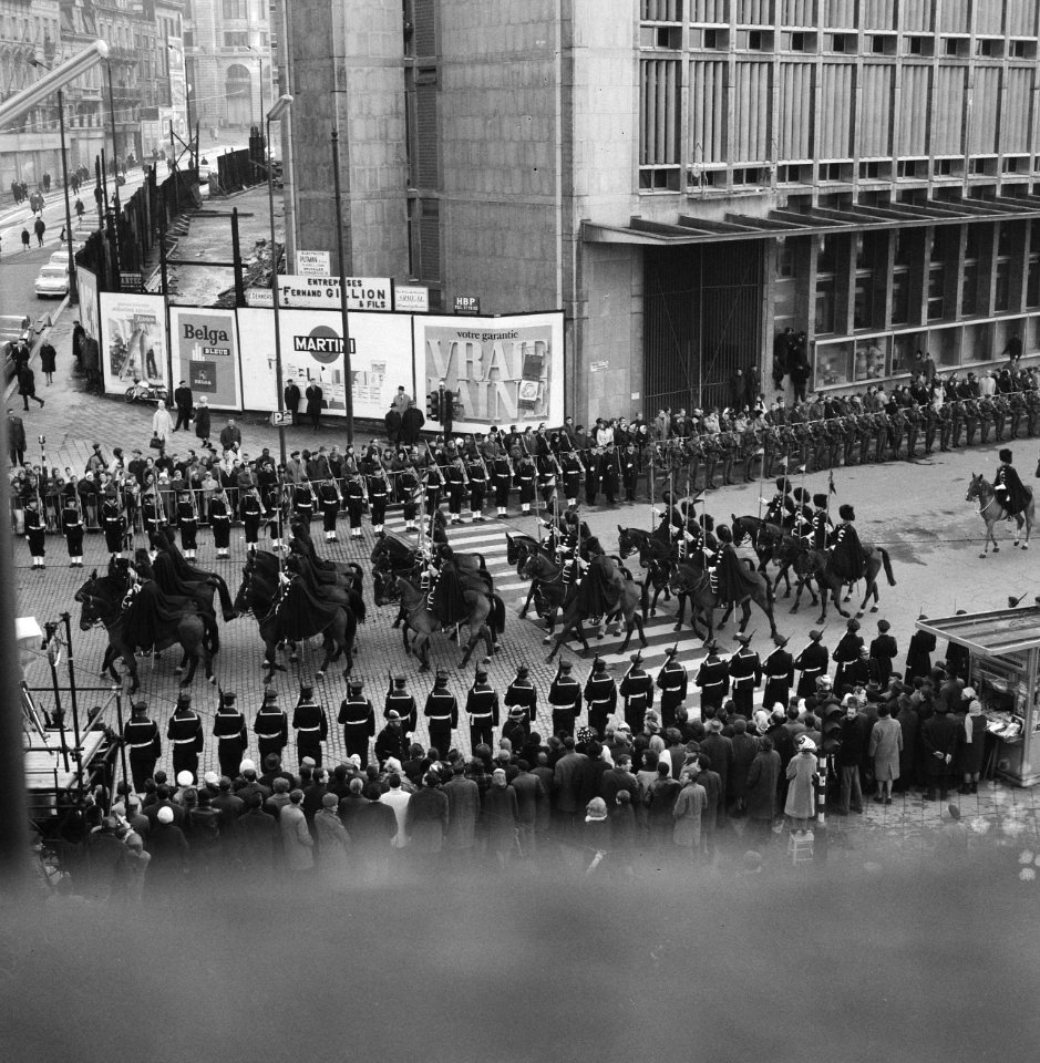 Begrafenis van Koningin Elizabeth van België te Brussel militairen te paard als, Bestanddeelnr 918-5107