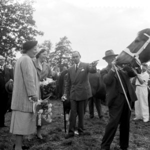 Belangstelling van koningin Juliana en Prinses Beatrix voor het bekroonde paard, Bestanddeelnr 908-9042