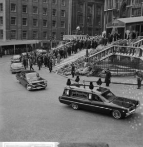 Begrafenis van Koningin Elizabeth van België te Brussel genodigden terwijl ze d, Bestanddeelnr 918-5102