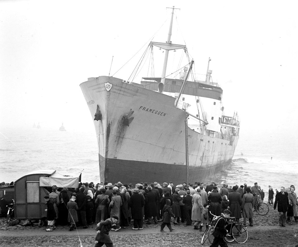 Belangstelling bij gestrand Noors vrachtschip Franeggen bij de Hondsbossche Ze, Bestanddeelnr 904-9116