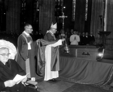 Begrafenis mgr. Bekkers , absoute door Kardinaal Alfrink, Bestanddeelnr 919-1476
