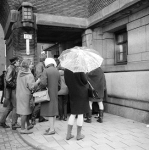 Belangstelling bij stadhuis, behandeling bankgebouw in de raad te Amsterdam, Bestanddeelnr 919-8849