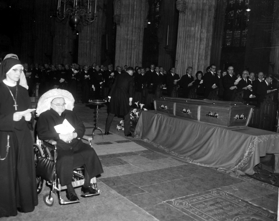 Begrafenis mgr. Bekkers , de moeder van mgr. Bekkers bij de baar in St. Jan te D, Bestanddeelnr 919-1473