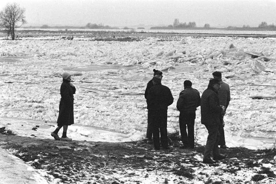 Belangstelling bij kruiend ijs in monding IJssel, Bestanddeelnr 933-8620
