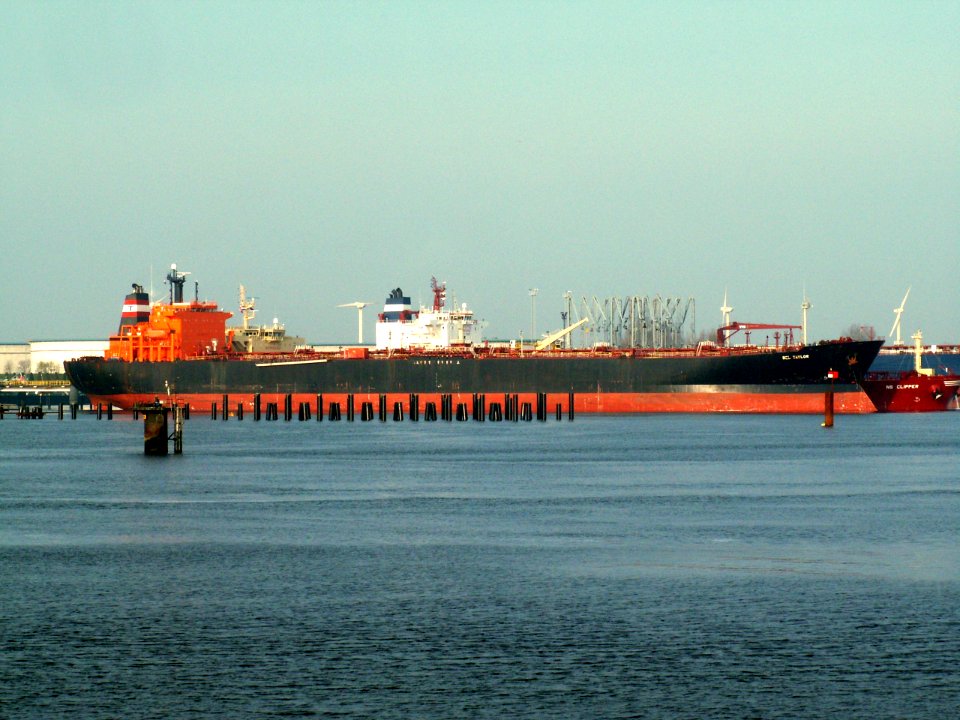 Bel Taylor - IMO 8913849 - Callsign V7HI6 p1 at the '7e Petroleumhaven', Port of Rotterdam, Holland 23-Apr-2006