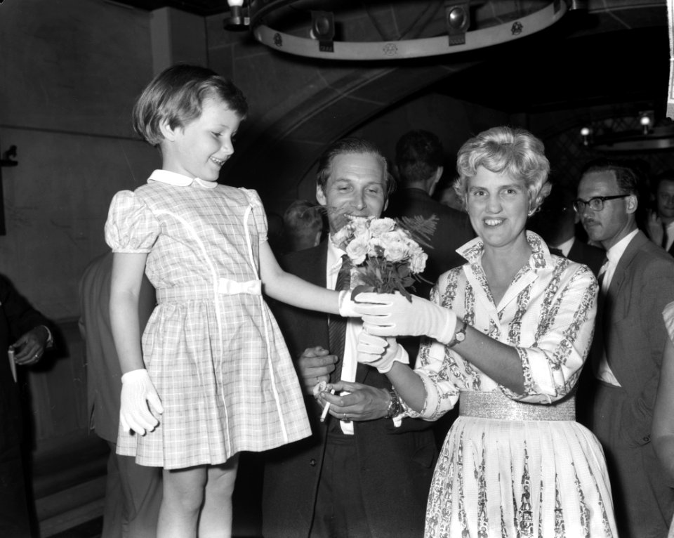 Bekroning voor Amsterdamse film. Mevrouw en meneer Reinier Meyer en dochter, Bestanddeelnr 912-6464