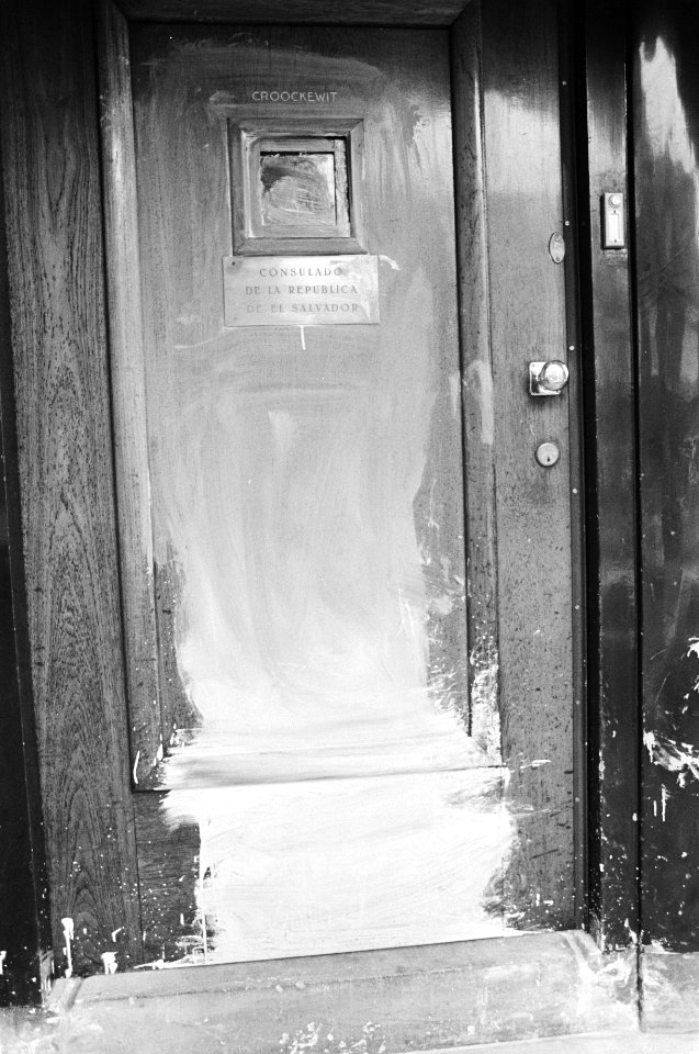 Bekladde deur van consulaat van El Salvador in de J. J. Vietorstraat in Amsterda, Bestanddeelnr 932-0566