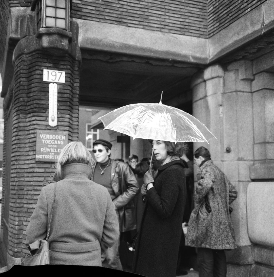 Belangstelling bij stadhuis, behandeling bankgebouw in de raad te Amsterdam, Bestanddeelnr 919-8848