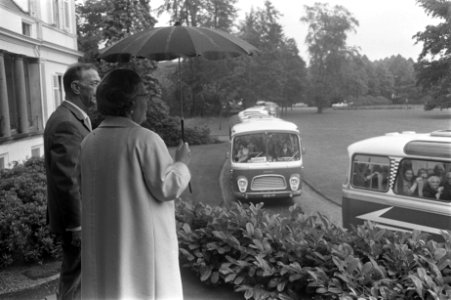 Bejaarden defile op Soestdijk, koningin Juliana op bordes, Bestanddeelnr 919-3026