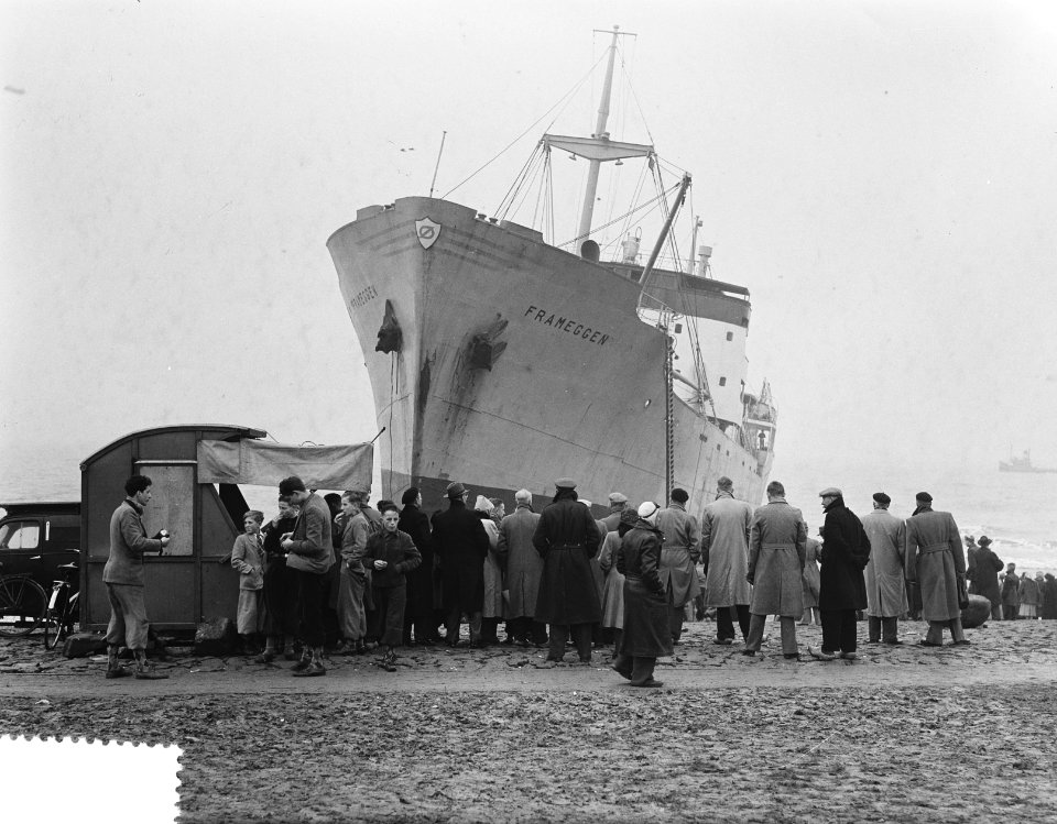 Belangstelling bij gestrand Noors vrachtschip Franeggen bij de Hondsbossche Ze, Bestanddeelnr 904-9119