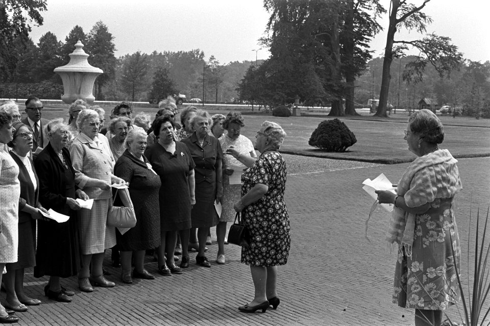 Bejaarden brengen een zanghulde, rechts koningin Juliana, Bestanddeelnr 923-5994