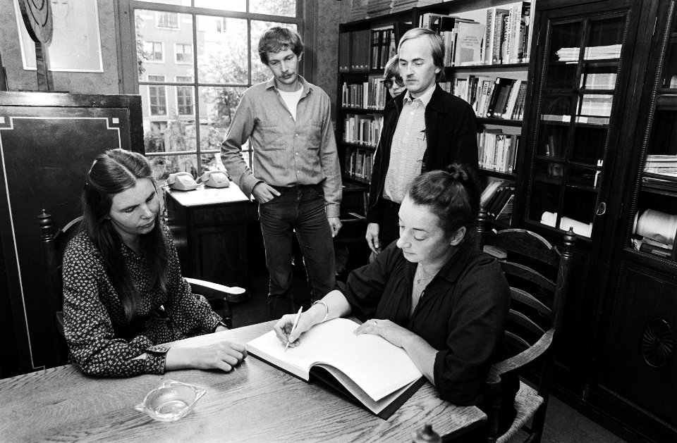 Belangstellenden tekenen condoleance-register Otto Frank in Anne Frankhuis, Bestanddeelnr 930-9809