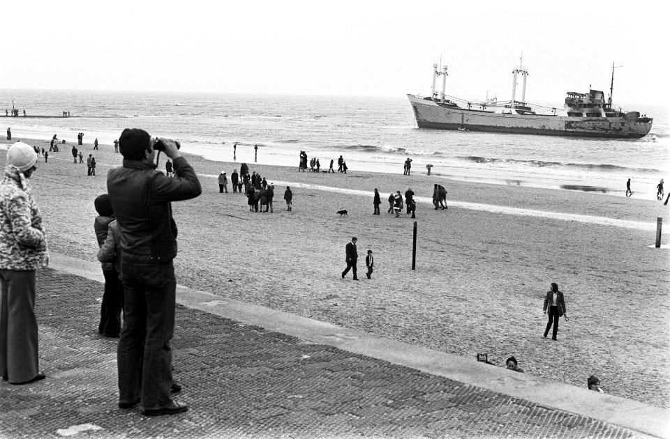 Belangstellenden op strand in Scheveningen kijken naar gestrand coaster, Bestanddeelnr 927-6598