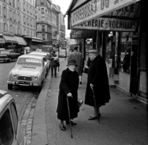 Bejaarde vrouwen voor een winkel met vlees en pluimvee in de Rue Lepic, Bestanddeelnr 254-0427