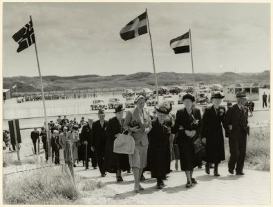 Bejaarden op weg naar het Bloemendaalse strand. NL-HlmNHA 54004275