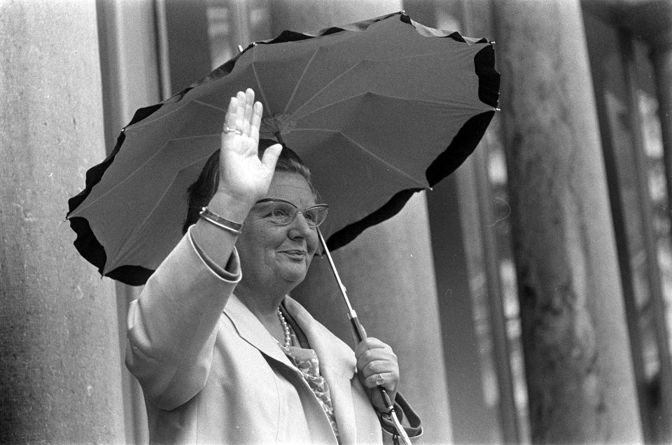 Bejaarden defile op Soestdijk, koningin Juliana zwaaiend naar de oudjes in de bu, Bestanddeelnr 919-3022