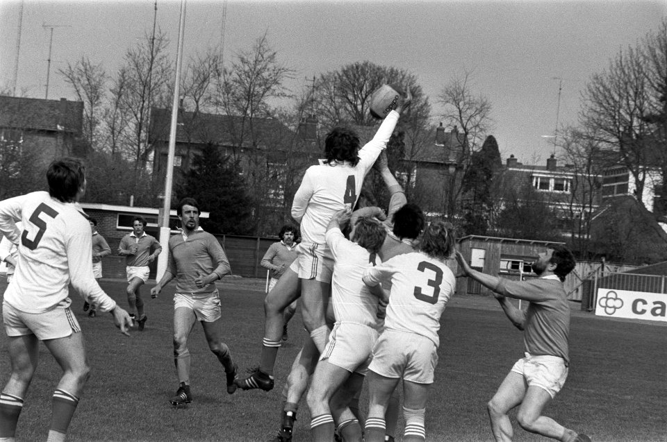 Beide teams proberen na een line out de bal in bezit te krijgen, Bestanddeelnr 929-1272