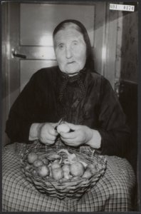 Bejaarden, verjaardagen, Karnebeek-Baks, Christina, Holterhoek, Bestanddeelnr 091-0174