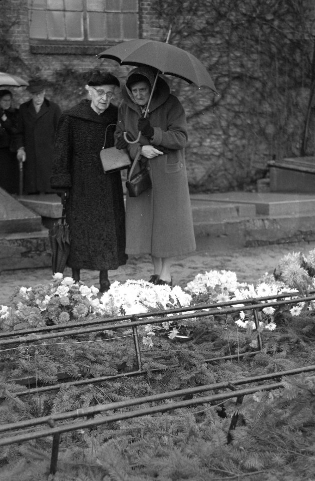 Begrafenis Lizzy Ansingh in Diemen, mevrouw Jo Bauer-Stumpff, weduwe van de schi, Bestanddeelnr 910-8866