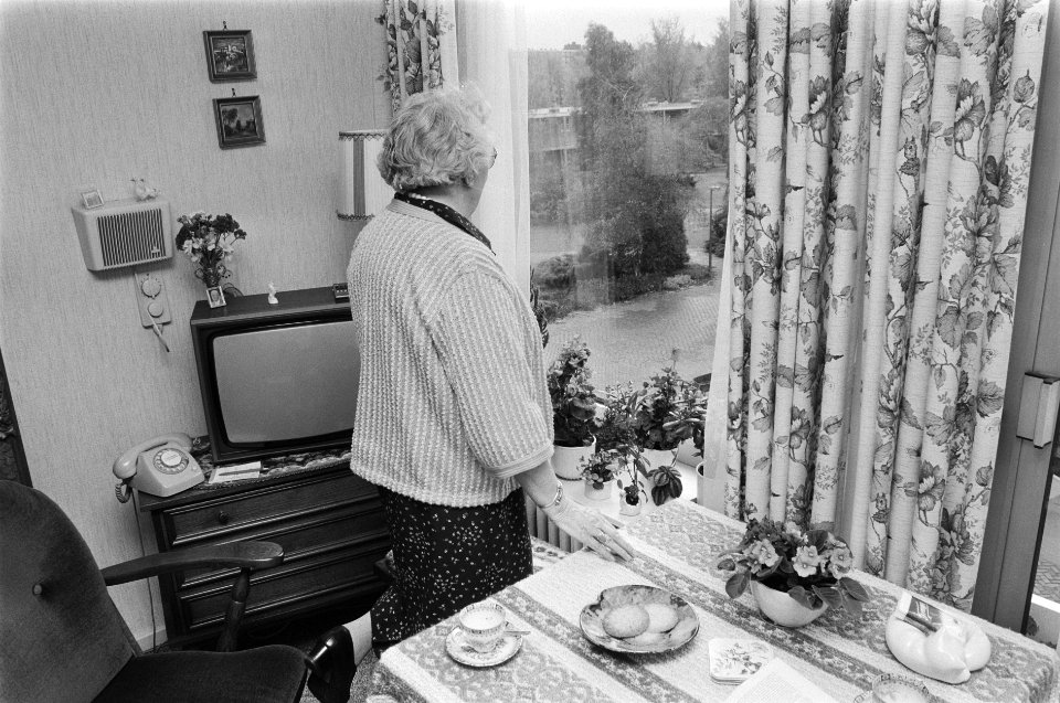 Bejaarde bewoners Maarten Lutherhuis in Amsterdam West bespreken a.s. sluiting i, Bestanddeelnr 933-9860