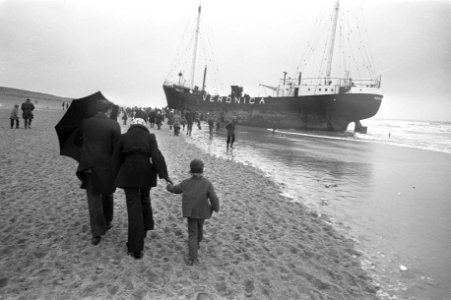 Belangstellenden bij gestrande Veronica te Scheveningen, Bestanddeelnr 926-3206