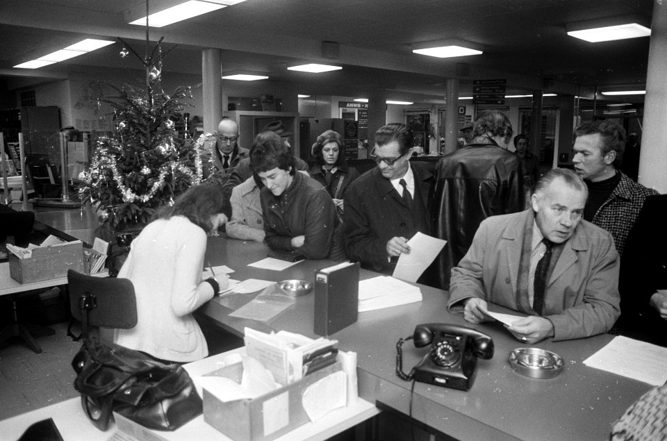 Belangstellenden aan het loket, Bestanddeelnr 926-9066