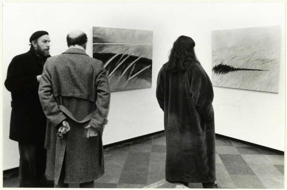 Belangstellenden bij de tentoonstelling in de Vleeshal van Gemeentelijke Kunstaankopen. NL-HlmNHA 54023344