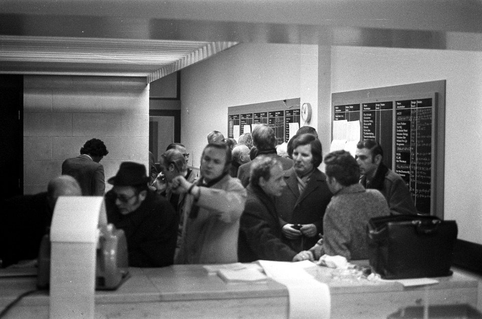 Belangstellenden bij het bekendmaken van de koersen, Bestanddeelnr 926-8570