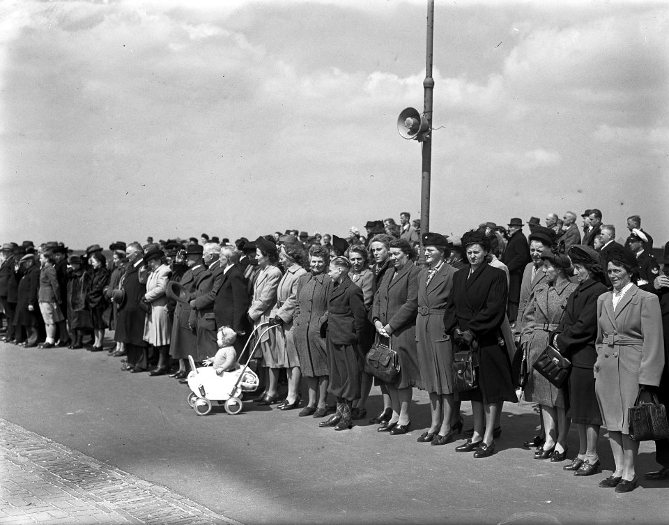 Belangstellenden bij de onthulling van het Marinemonument in Den Helder, Bestanddeelnr 902-7286