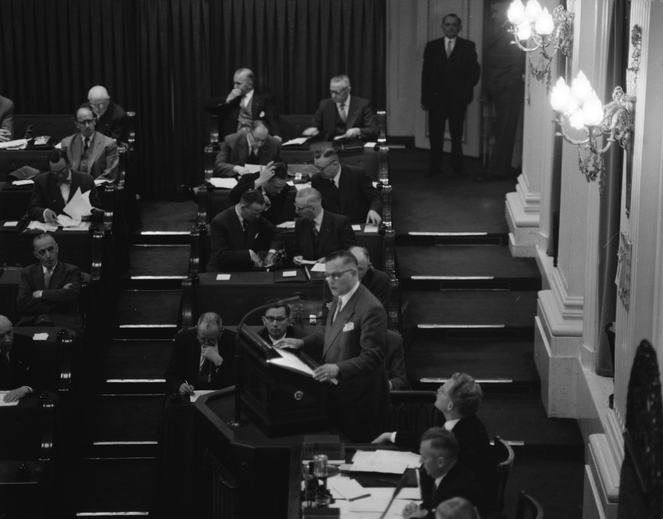 Behandeling helmenaffaire in de Tweede Kamer aangetast, Bestanddeelnr 909-5452
