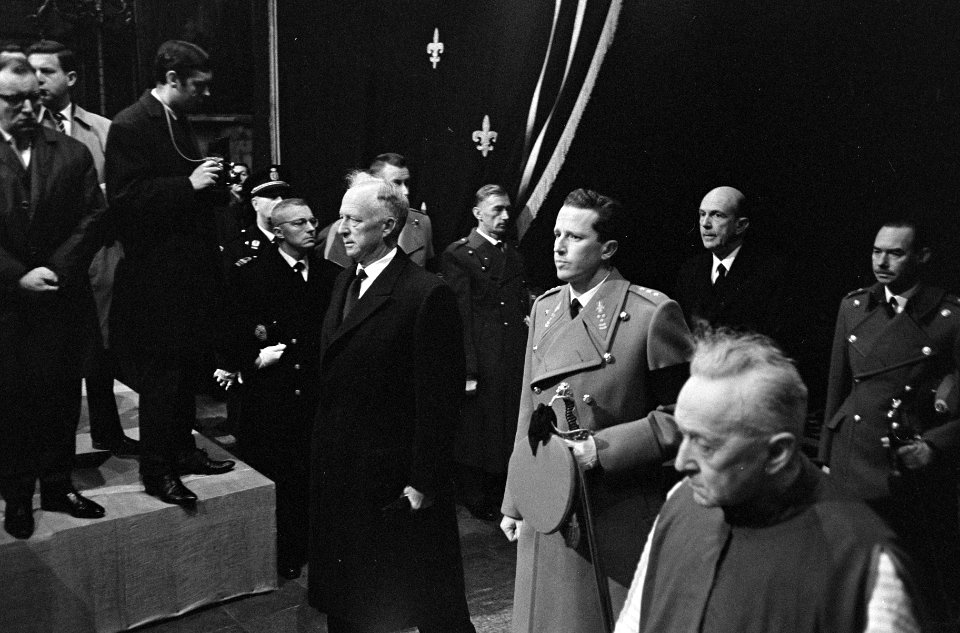 Begrafenis van koningin Elizabeth van België te Brussel koning Boudewijn (midde, Bestanddeelnr 918-5119