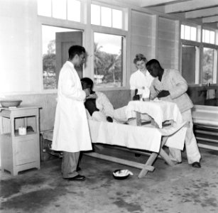 Behandeling van een patiënt in het hospitaal 'Prinses Juliana' in Kabelstation , Bestanddeelnr 252-6003